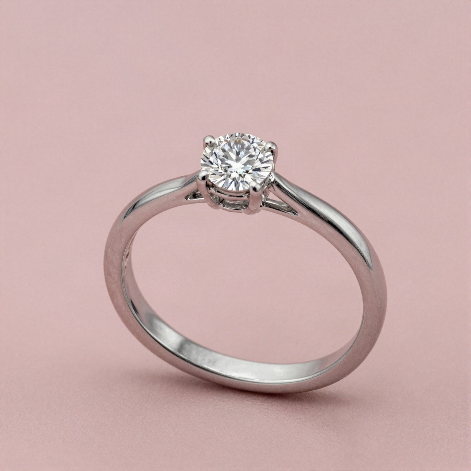White gold ring with a round diamond